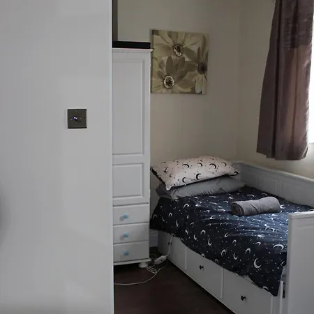 Cosy Room With 3 Bed Spaces In A Friendly Bungalow Bletchley Exterior photo