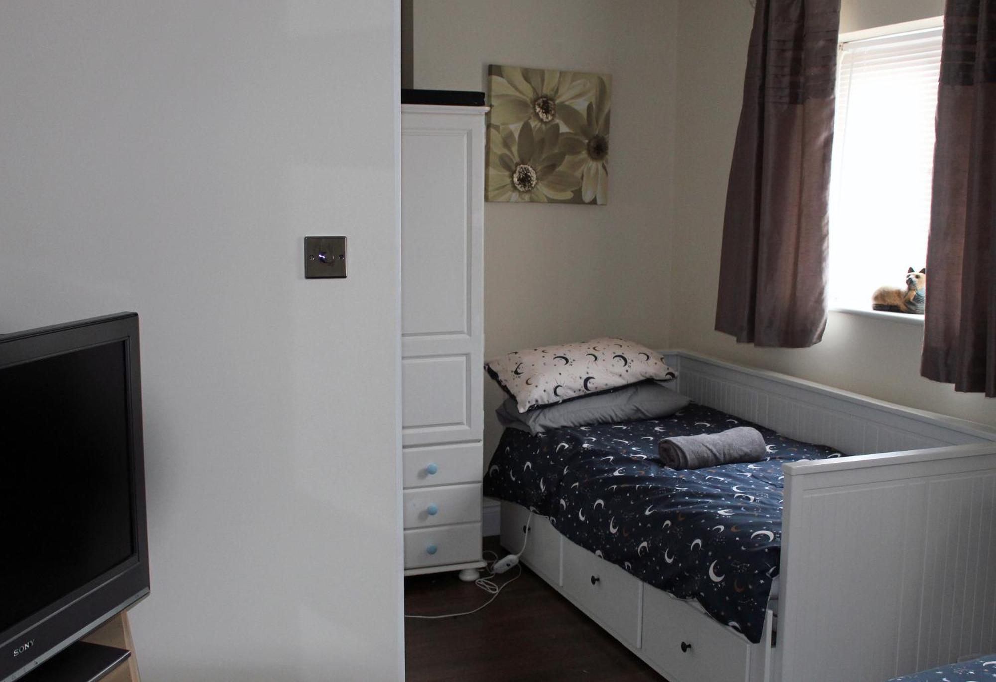 Cosy With 3 Bed Spaces In A Friendly Homestay Bletchley